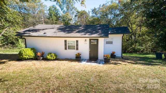 single story home with a front yard