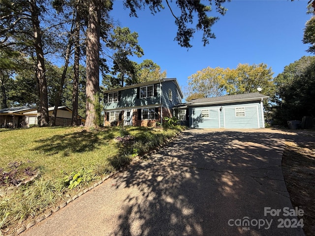 view of front of property with a front lawn