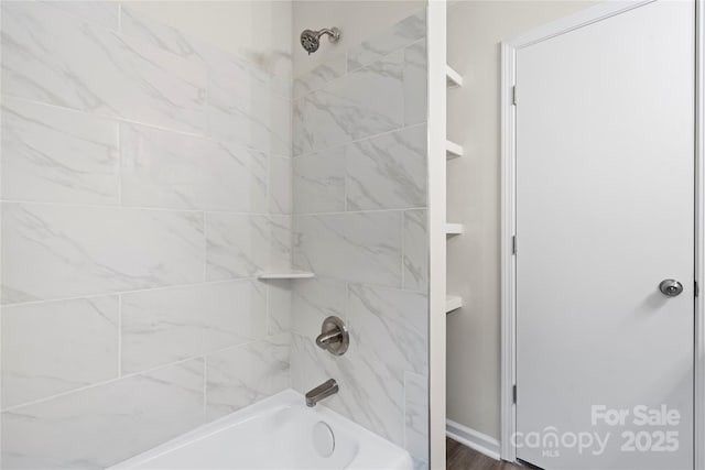 bathroom with tiled shower / bath