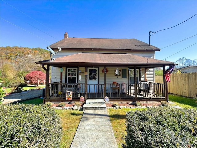 bungalow featuring a front lawn and covered porch