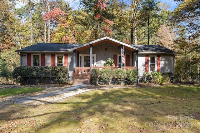 ranch-style home featuring a front yard and covered porch