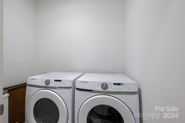 washroom with washing machine and dryer