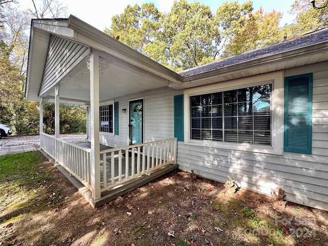 entrance to property featuring a porch