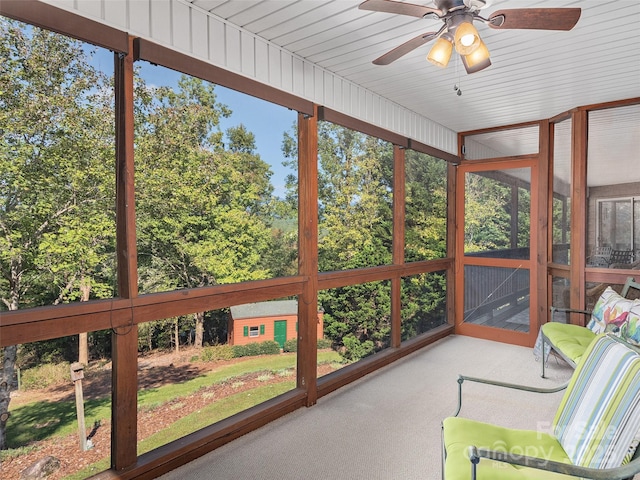 sunroom with ceiling fan