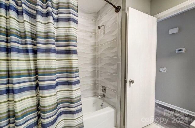 bathroom featuring shower / tub combo with curtain