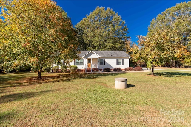 view of front facade featuring a front yard and covered porch