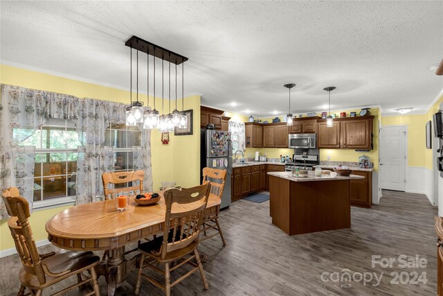 dining area featuring dark wood-type flooring, a textured ceiling, and sink