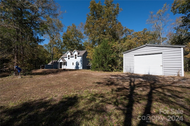 view of yard with an outdoor structure and a garage