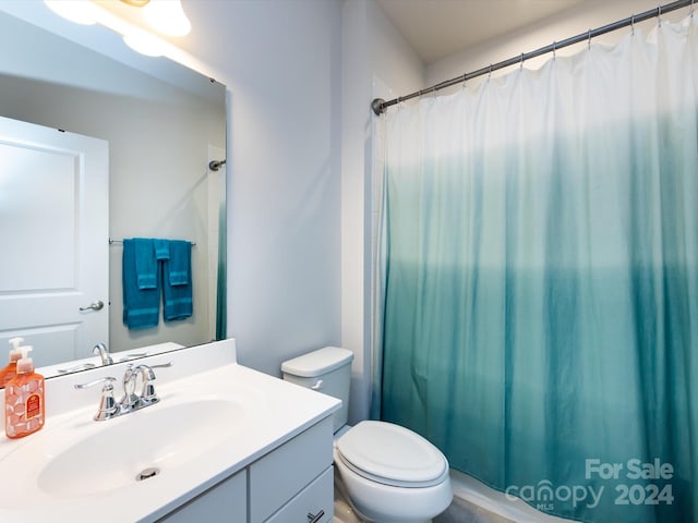 bathroom with toilet, a shower with curtain, and vanity