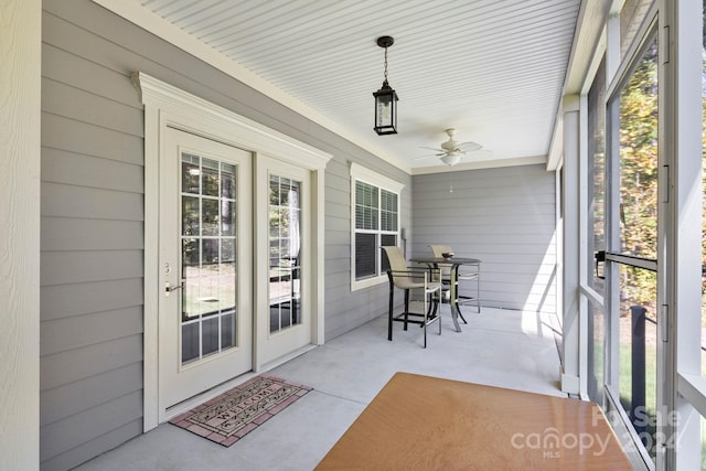 sunroom with ceiling fan