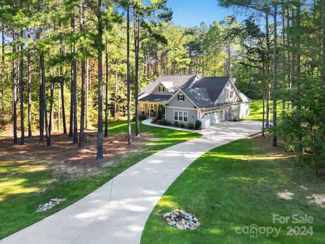 view of front facade featuring a front yard