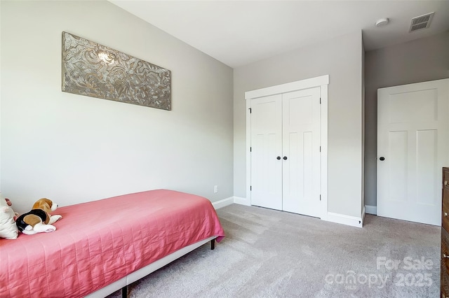 bedroom featuring a closet, visible vents, baseboards, and carpet