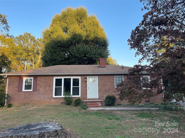 single story home with a front yard