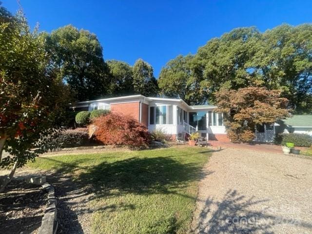 single story home featuring a front lawn