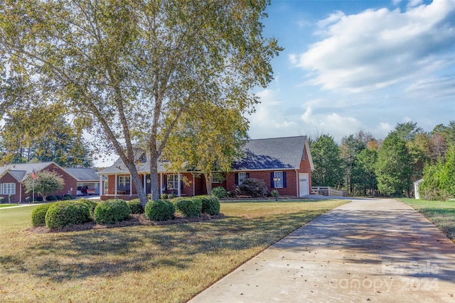 view of front of house featuring a front lawn