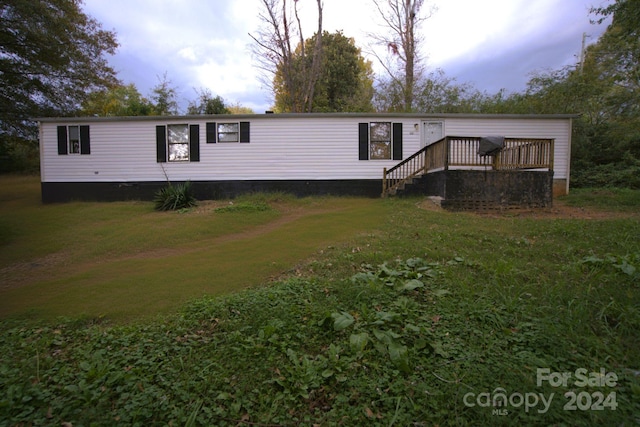 view of front of house featuring a front yard