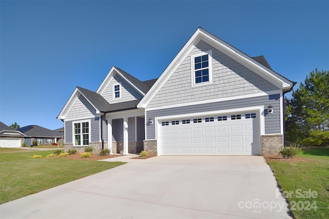 craftsman house featuring a front lawn