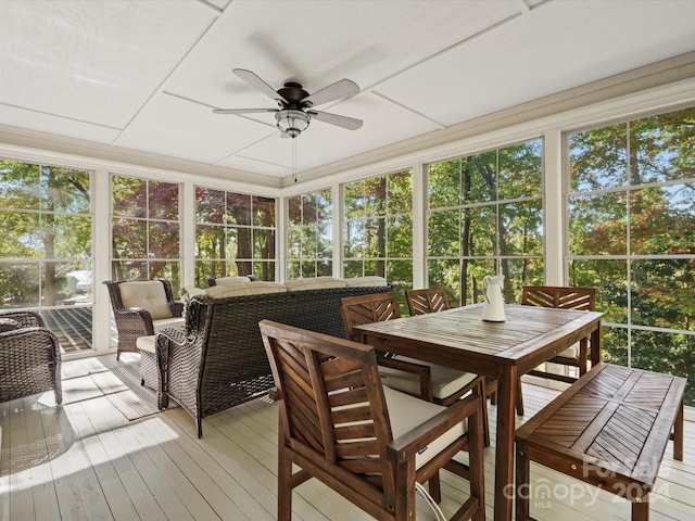 sunroom with ceiling fan