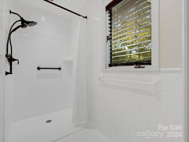 bathroom featuring curtained shower