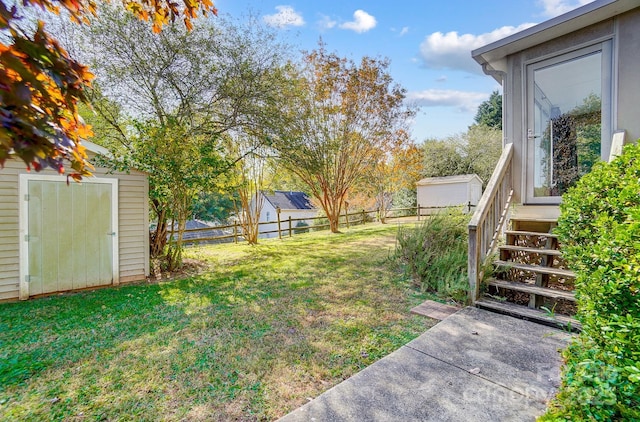 view of yard featuring a storage shed