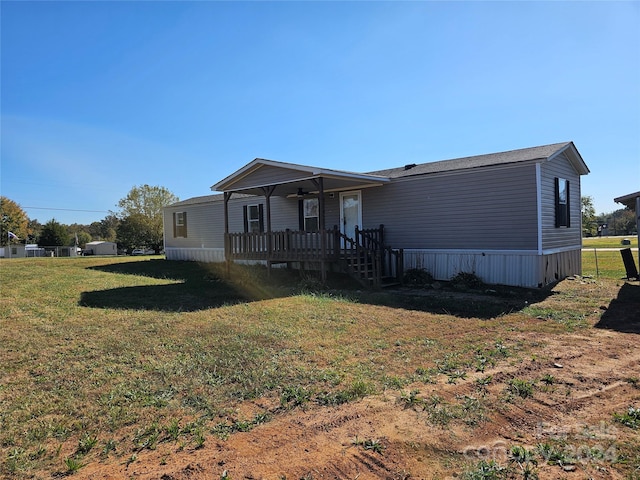 manufactured / mobile home with ceiling fan and a front yard