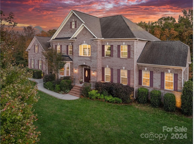 view of front of house featuring a lawn