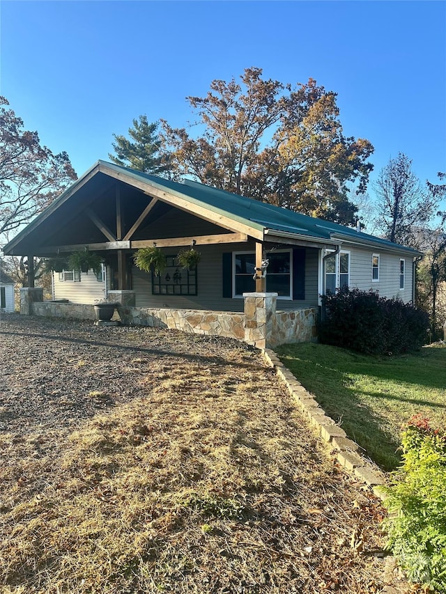 view of front facade with a front yard