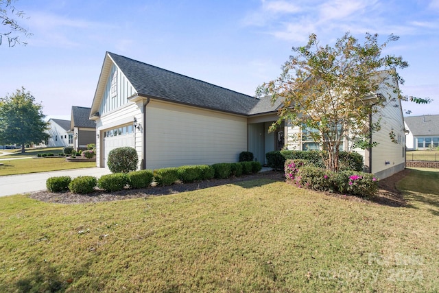 view of front of property featuring a front lawn and a garage