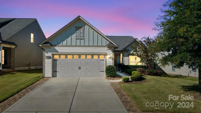 view of front facade featuring a yard and a garage