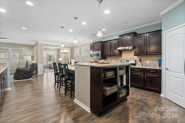 kitchen with dark brown cabinetry, dark hardwood / wood-style flooring, an island with sink, and a kitchen breakfast bar