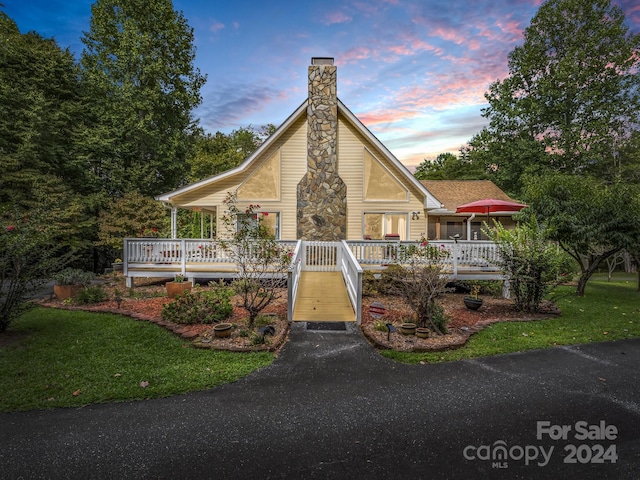 view of front of house featuring a yard