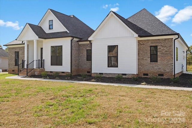 modern farmhouse featuring a front yard