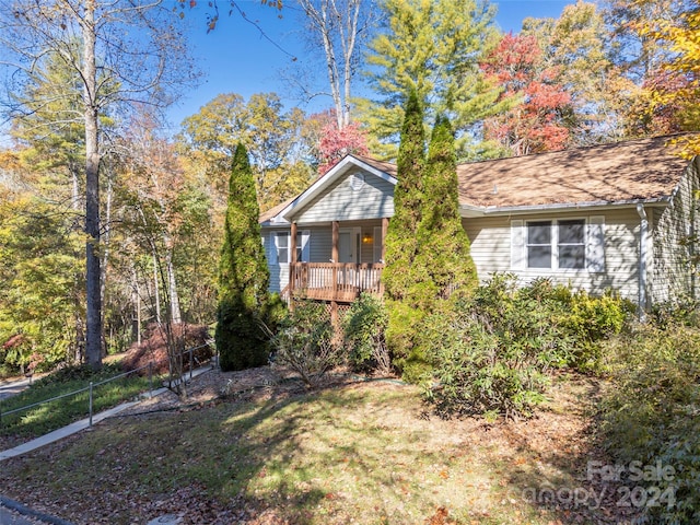 view of front of house featuring a front yard