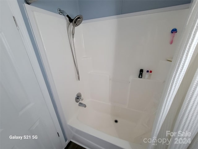 bathroom featuring shower / tub combo with curtain