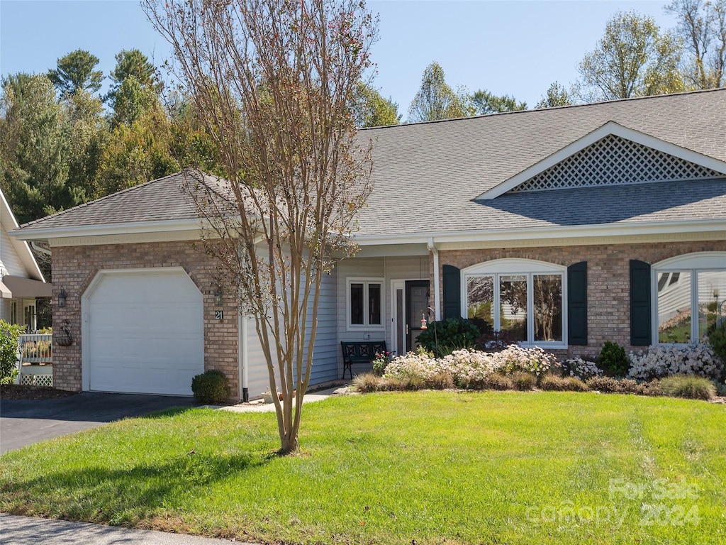 view of front facade featuring a front yard and a garage