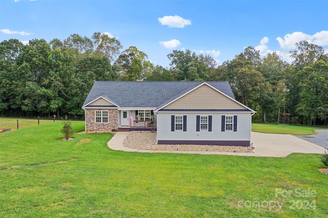 view of front of property featuring a front lawn and covered porch