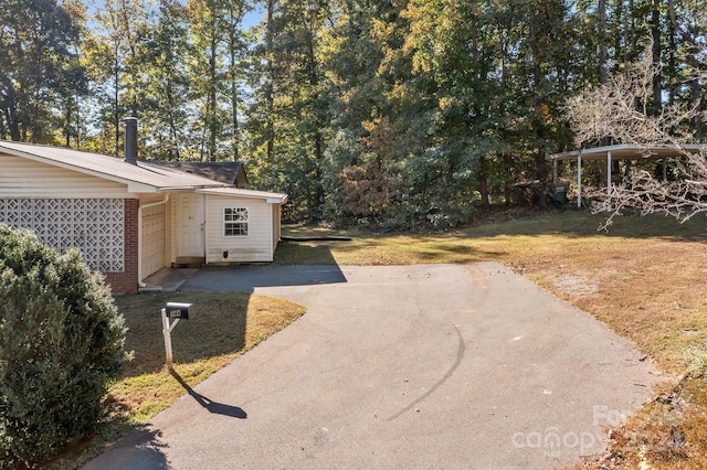 view of yard featuring a carport