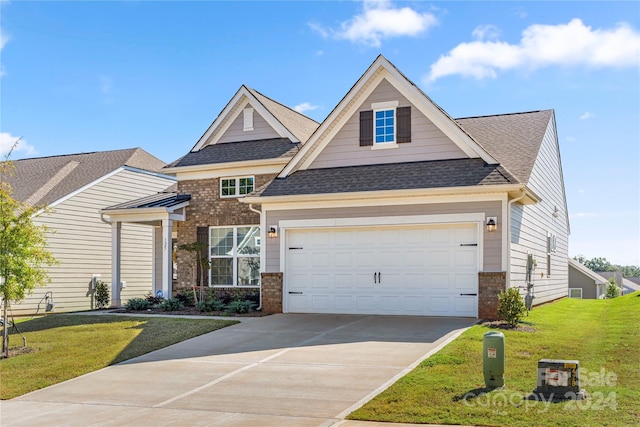 craftsman inspired home featuring a front yard