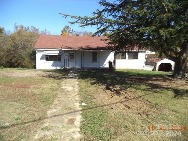 ranch-style home featuring a front lawn