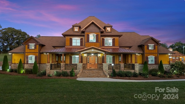 view of front of house featuring a lawn