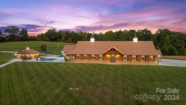 view of front of property featuring a yard