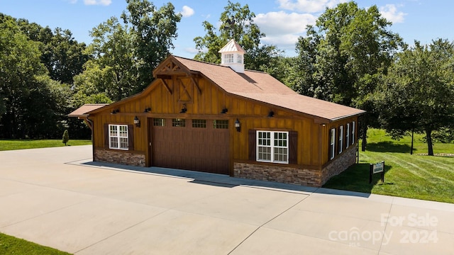 view of front of home featuring a front lawn and a garage