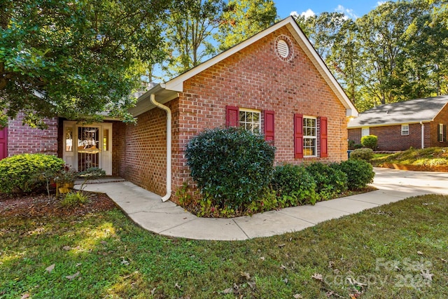 exterior space featuring a front lawn