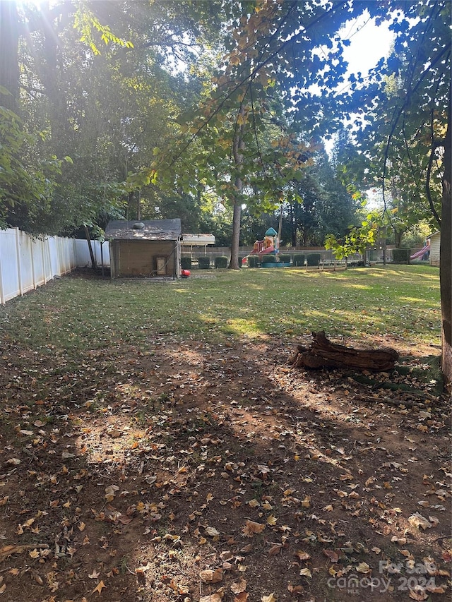 view of yard featuring a storage unit