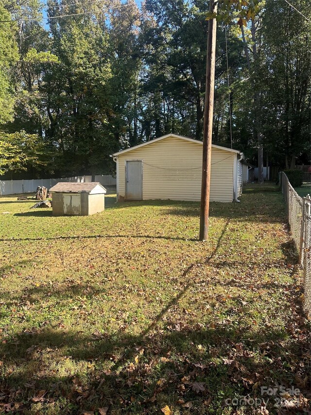 view of yard featuring a shed