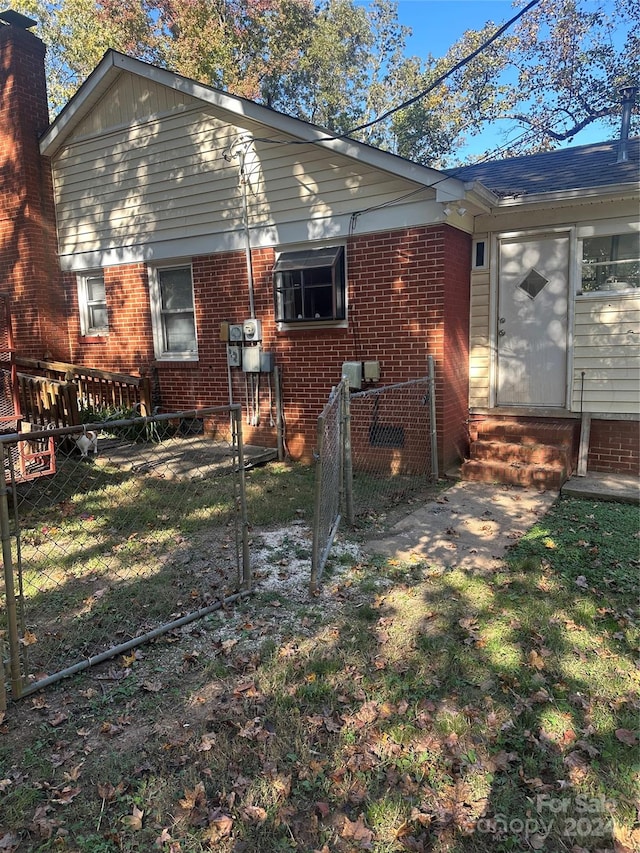 back of house featuring a lawn