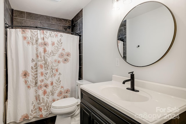 bathroom with toilet, a shower with curtain, and vanity