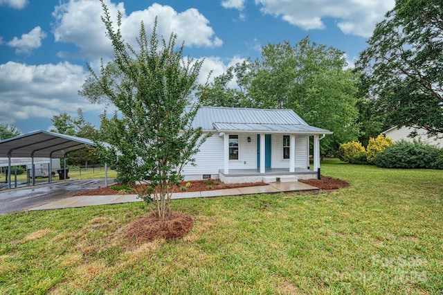 view of front facade featuring a porch, a front yard, and a carport