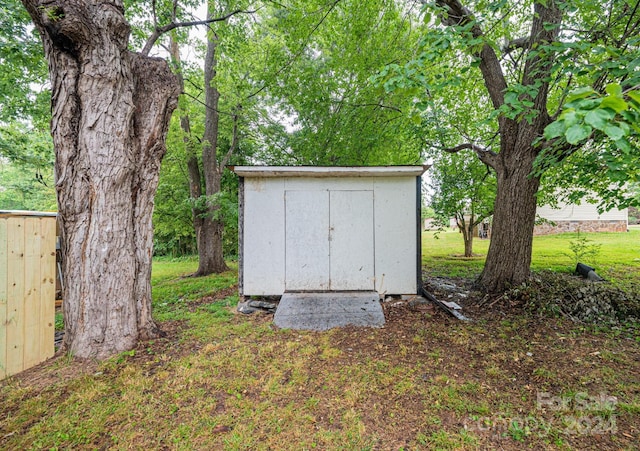 view of outbuilding with a yard