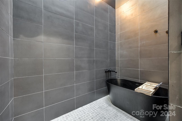 bathroom featuring tile walls